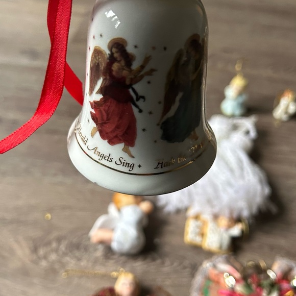 Angels and scroll holiday decor - Picture 3 of 17